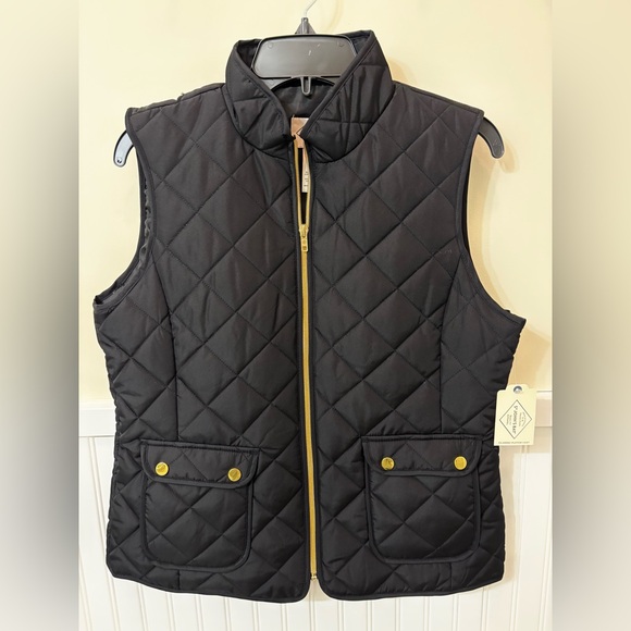 St. John's Bay Jackets & Blazers - NEW St. John's Bay Black Quilted Vest with Gold Hardware. Size M.